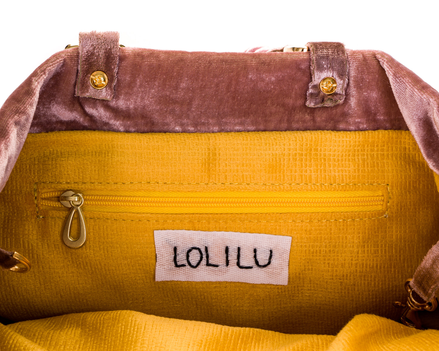 Flores Bordadas a Mano Sobre Terciopelo Color Paloderosa