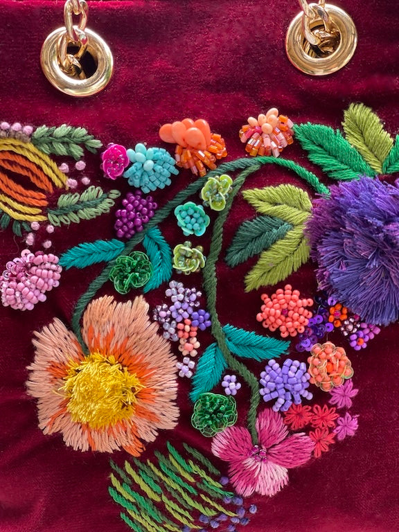 Flores Bordadas a Mano Sobre Terciopelo Vinotinto