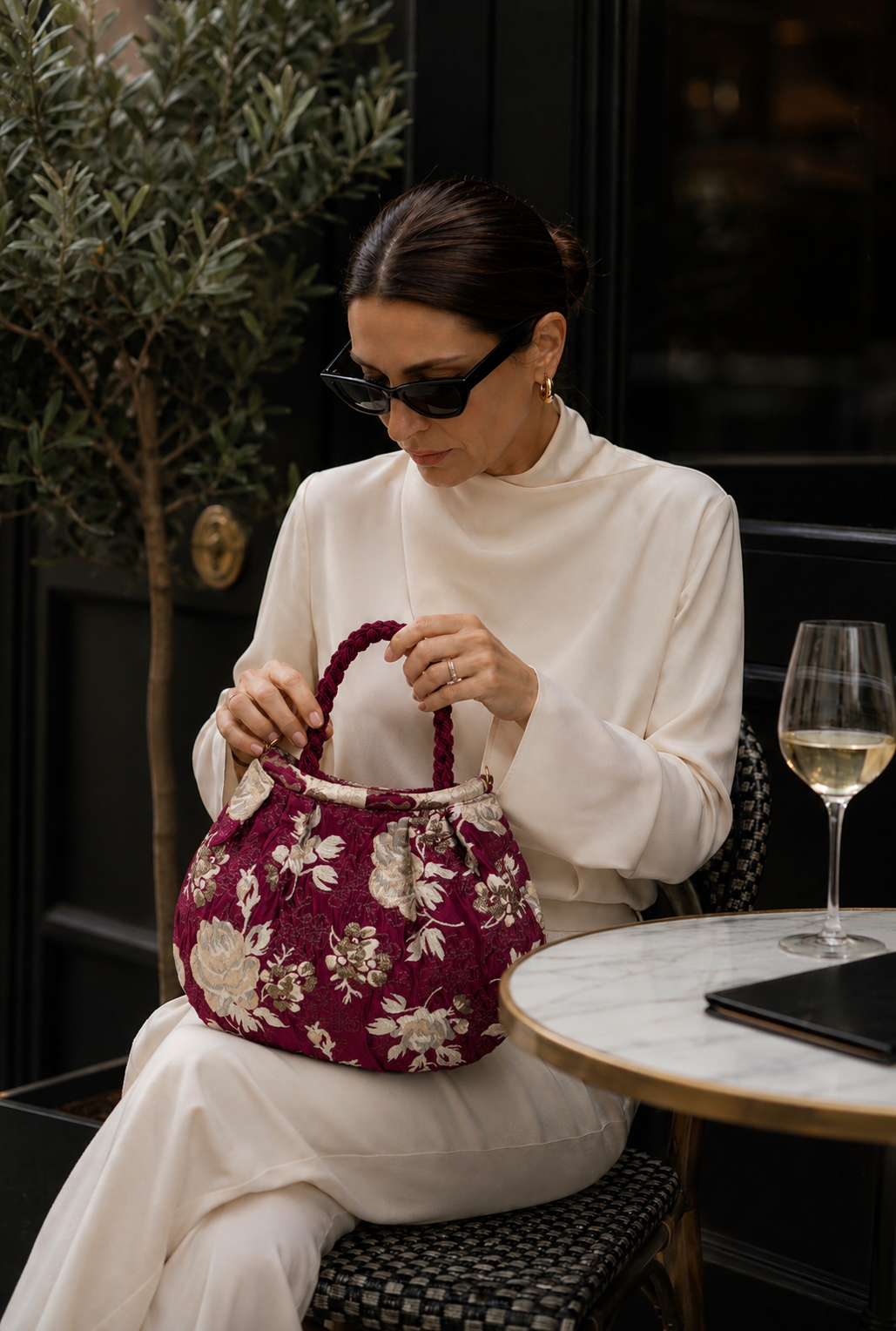 Cómo combinar bolso brocado elegante