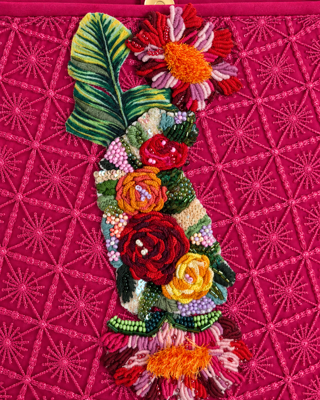 Bucket Fucsia Jardín Tropical Bordado a Mano