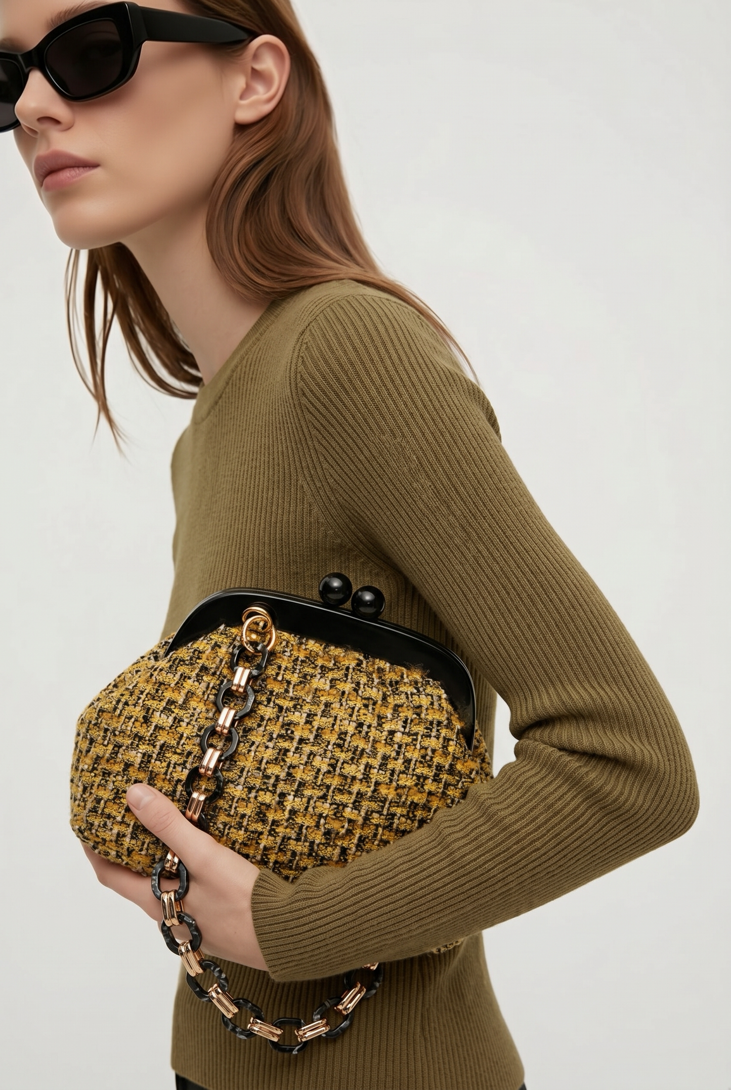 Tweed Amarillo y Negro con Manija Acrilica Negra