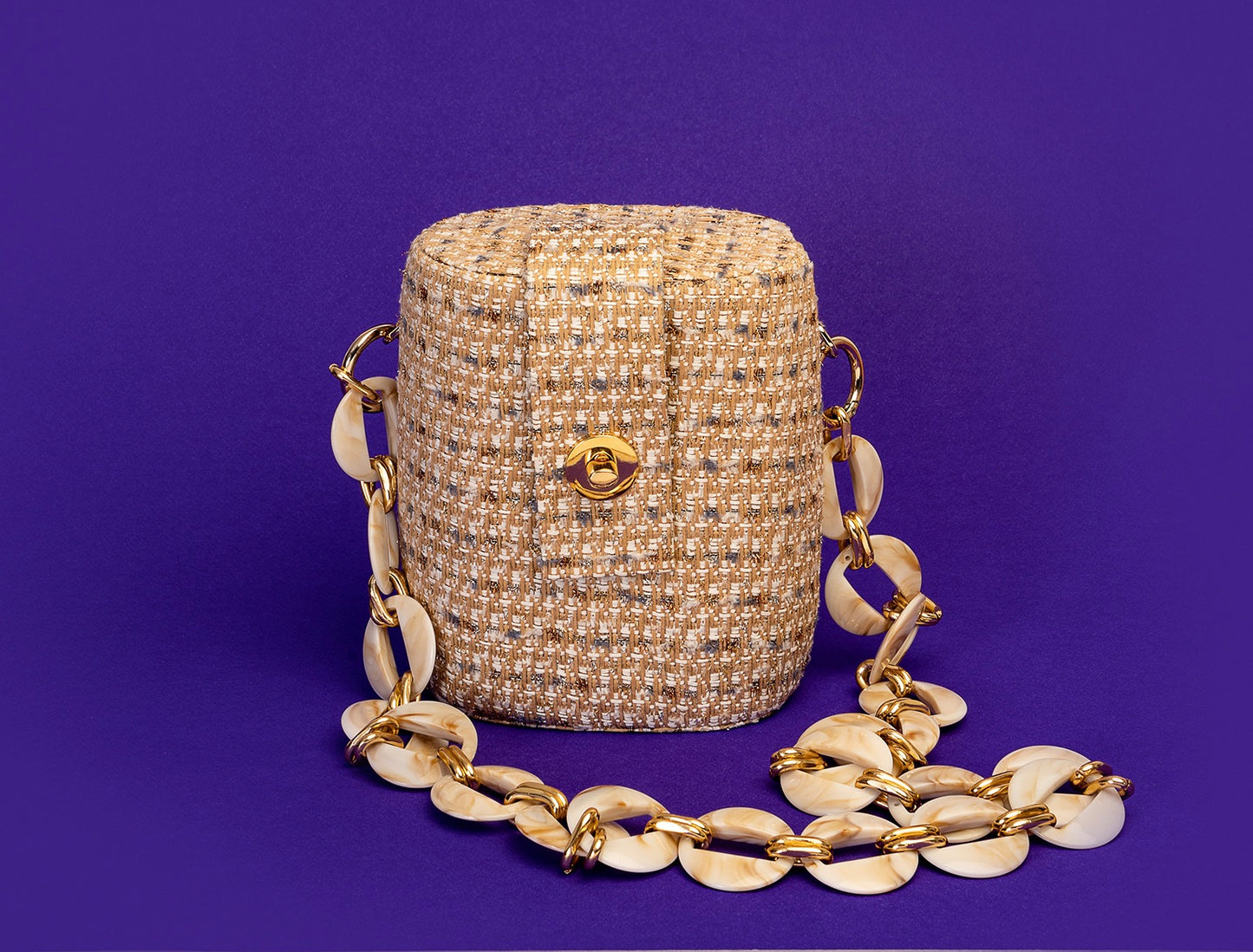 Bolso Baúl Tweed Fondo Habano con Cadena Acrílica